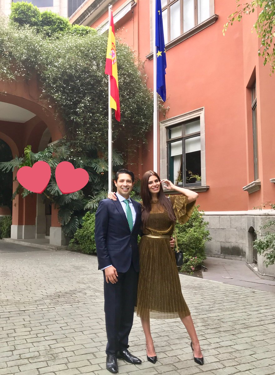 RAlpizarV's tweet photo. Feliz Dia de la Hispanidad #España 🇪🇸 y #México 🇲🇽 más cerca que nunca en la @EmbEspMex https://t.co/OHIapkpDKb