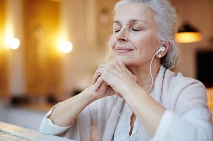 UHhospitals's tweet photo. #Music can help the negative effects of aging, such as memory & #hearingdifficulties. Talk to us about #musictherapy https://t.co/vuNwOZeeVJ https://t.co/mrgwBpGqRn