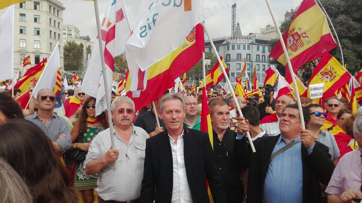 angladarj's tweet photo. Miles de personas se suman a #Barcelona a la manifestación del #12-O #SOMI #EstamosporTI  https://t.co/pdvwiKTdh6 https://t.co/z18EzT3Sue