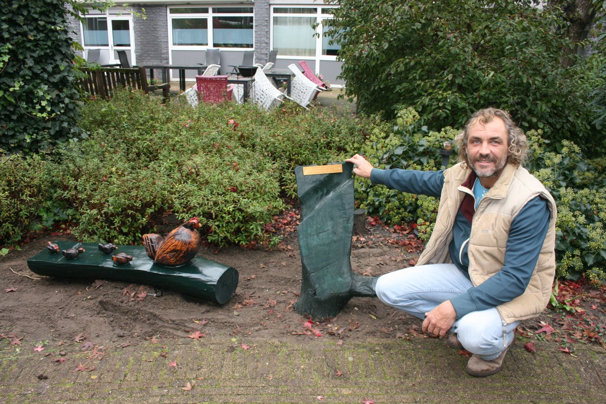 pennemes9's tweet photo. Ooit een #beeld gezien, vervaardigd uit één stuk #hout? In onze #binnentuin staat een kip met kuikens, opgedragen aan één van onze bewoners. https://t.co/NTsD8F8m5F
