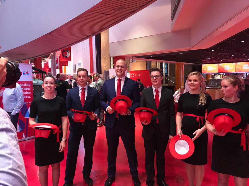 Afgelopen dinsdag stonden we weer met een leuk team bij het #redhat forum. Weer een mooi event #rood #hostessen #hosts