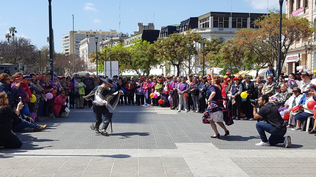 cmvalparaiso's tweet photo. Programa 'Más Adultos Mayores Autovalentes' de los cesfam  porteños mostraron sus actividades en la Plaza Cívica de #Valparaíso. https://t.co/KfLsQn3EAL