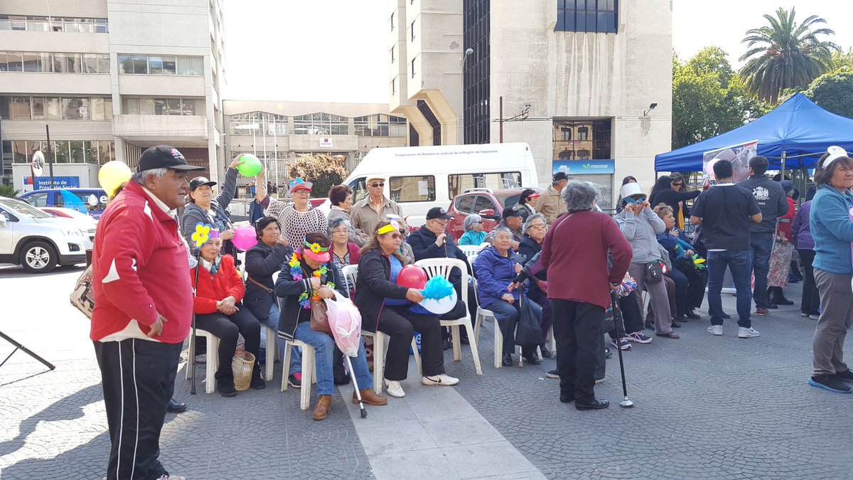 cmvalparaiso's tweet photo. Programa 'Más Adultos Mayores Autovalentes' de los cesfam  porteños mostraron sus actividades en la Plaza Cívica de #Valparaíso. https://t.co/KfLsQn3EAL