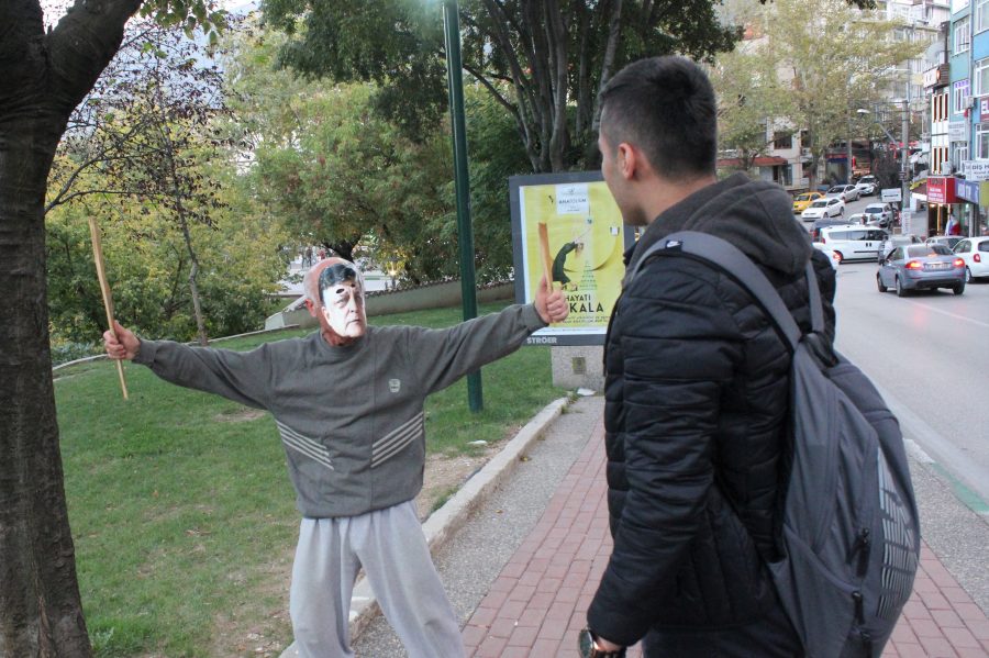 Bursa'da bir tiyatrocu, Arda Turan maskesi takan bir kişiyi elinde sopayla sokak sokak kovaladı.