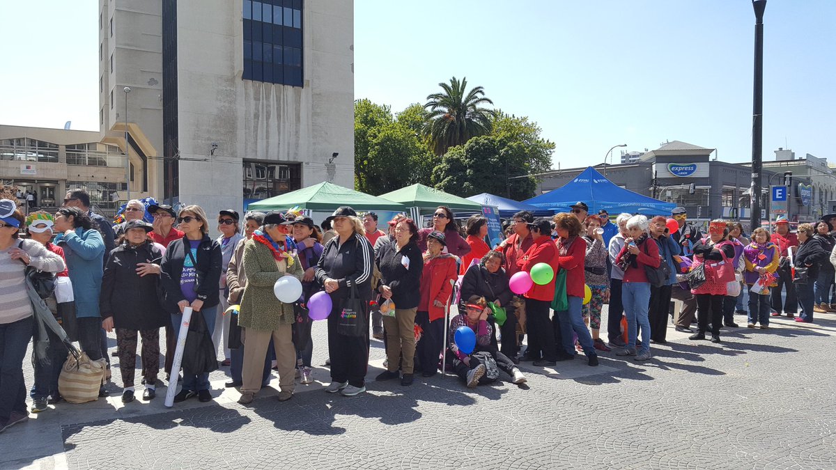 cmvalparaiso's tweet photo. Programa 'Más Adultos Mayores Autovalentes' de los cesfam  porteños mostraron sus actividades en la Plaza Cívica de #Valparaíso. https://t.co/KfLsQn3EAL