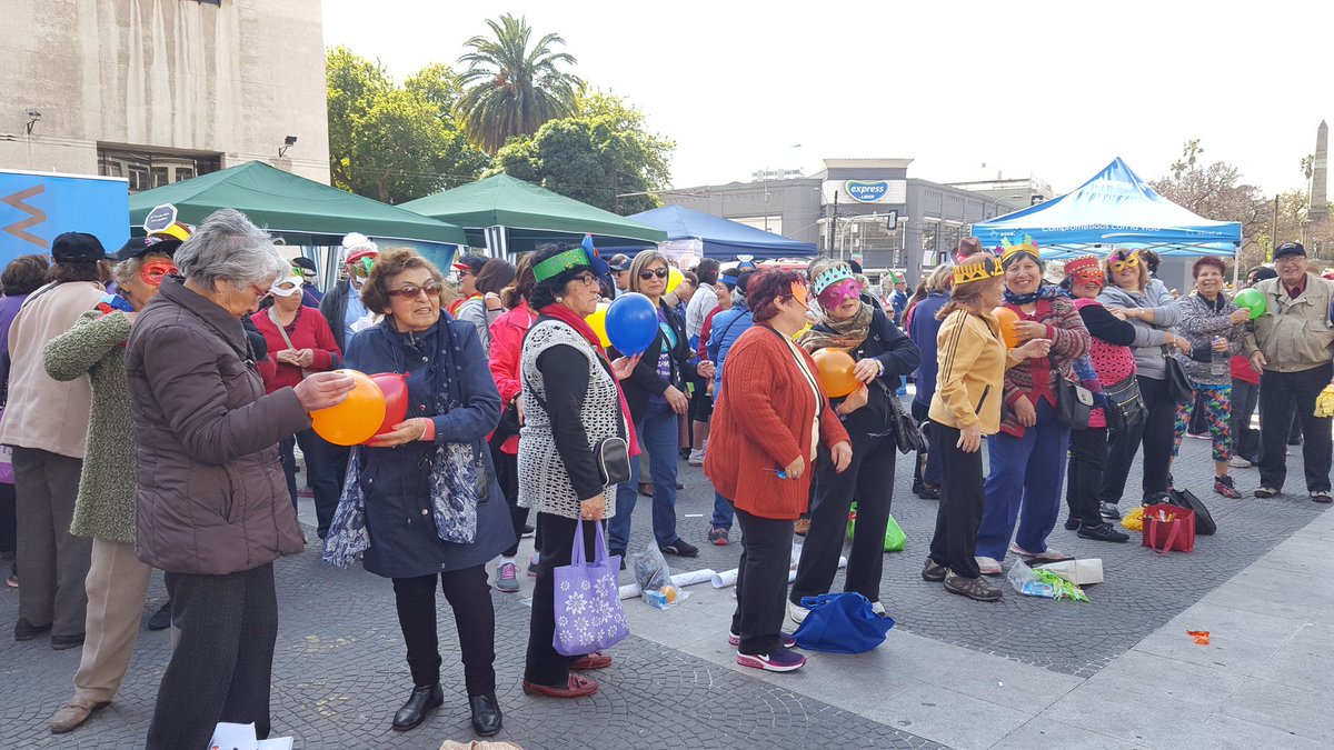 cmvalparaiso's tweet photo. Programa 'Más Adultos Mayores Autovalentes' de los cesfam  porteños mostraron sus actividades en la Plaza Cívica de #Valparaíso. https://t.co/KfLsQn3EAL