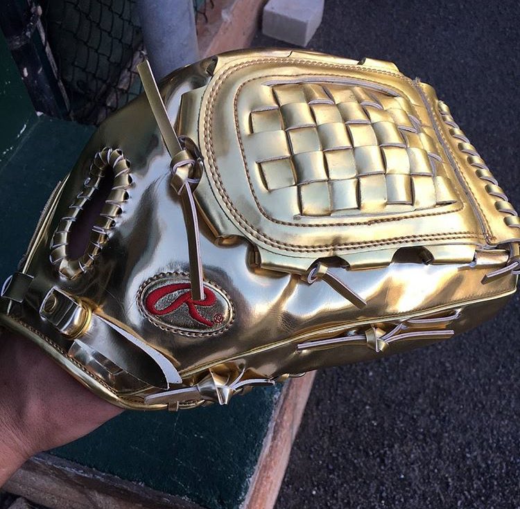 This gold Rawlings glove is absolutely insane... 🔥