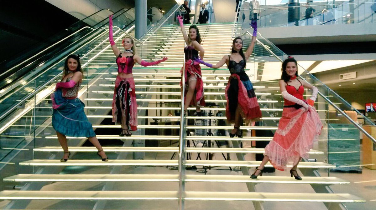 Blueluna_25's tweet photo. Of je een Can Can op een trap can can? Tuurlijk! #openingsact #parijs #cancan https://t.co/BakugahgZT