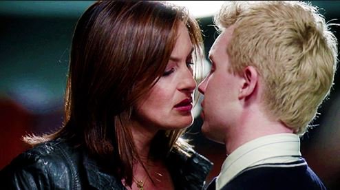 lawandorderpod's tweet photo. Don't do it Liv! #BENSONTESTED
slapping Elliot & taking out a-hole Stuckey. This podcast: a classic #SVU #SVU19
https://t.co/GrBwRWXxG8 https://t.co/PzcCbMWpb7