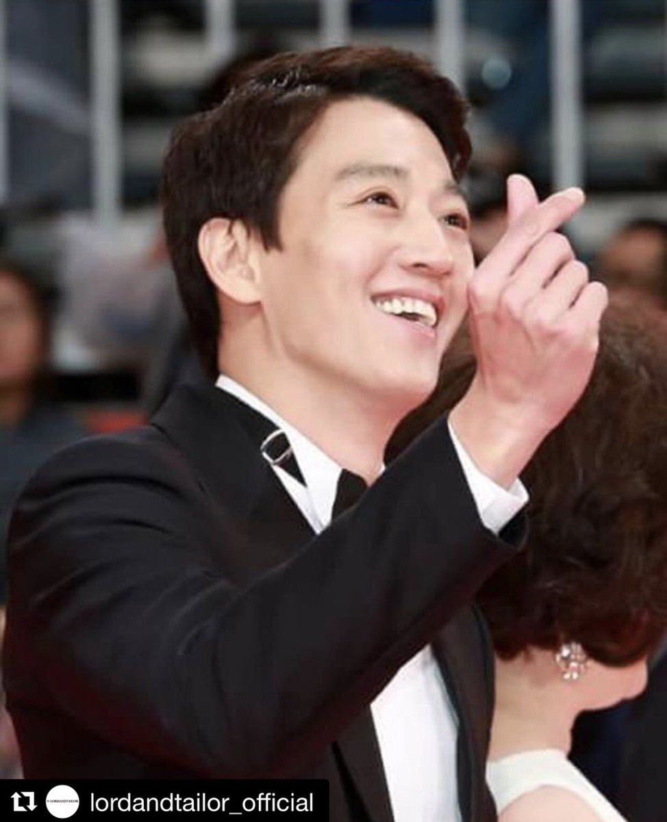 ara_alabama's tweet photo. #KimRaeWon wore #LordandTailor tuxedo at #BIFF
Cr: lordandtailorofficial IG
Dashing 💫❤️ https://t.co/V57q5WPwG3