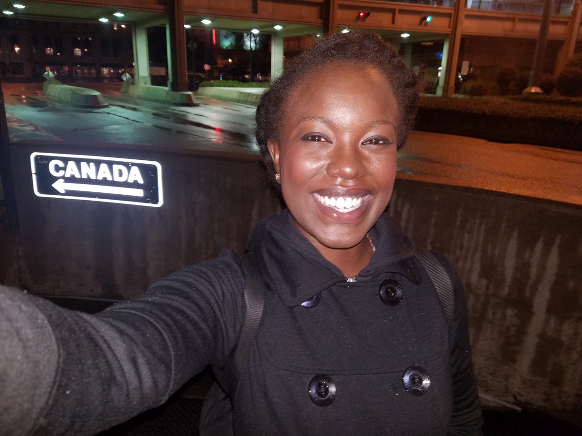 RiesaPascal's tweet photo. Had a spontaneous, late-night adventure &amp; walked from @NiagaraFallsUSA to @Canada for a new perspective of the falls! 🇨🇦 #TravelWriting https://t.co/GVwVAY3Wlf
