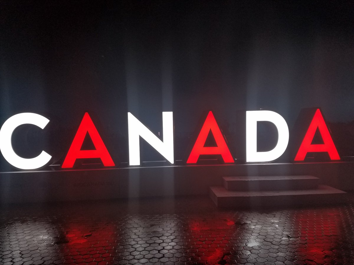 RiesaPascal's tweet photo. Had a spontaneous, late-night adventure &amp; walked from @NiagaraFallsUSA to @Canada for a new perspective of the falls! 🇨🇦 #TravelWriting https://t.co/GVwVAY3Wlf