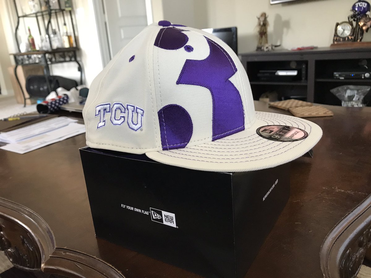 b_10hoff's tweet image. Thanks @TCU_Athletics for the custom hat! Looking forward to the 2018 season! #ToadToThePast #ToadToOmaha