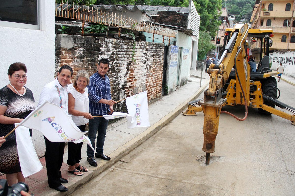 AcapulcoGob's tweet photo. Coloca el alcalde Evodio Velázquez primera piedra del Museo Contemporáneo de Acapulco, inaugura obra de acceso del Zócalo a la plazoleta del antiguo Ayuntamiento y da banderazo a la rehabilitación de la calle La Paz. https://t.co/4hlhbiZYsu