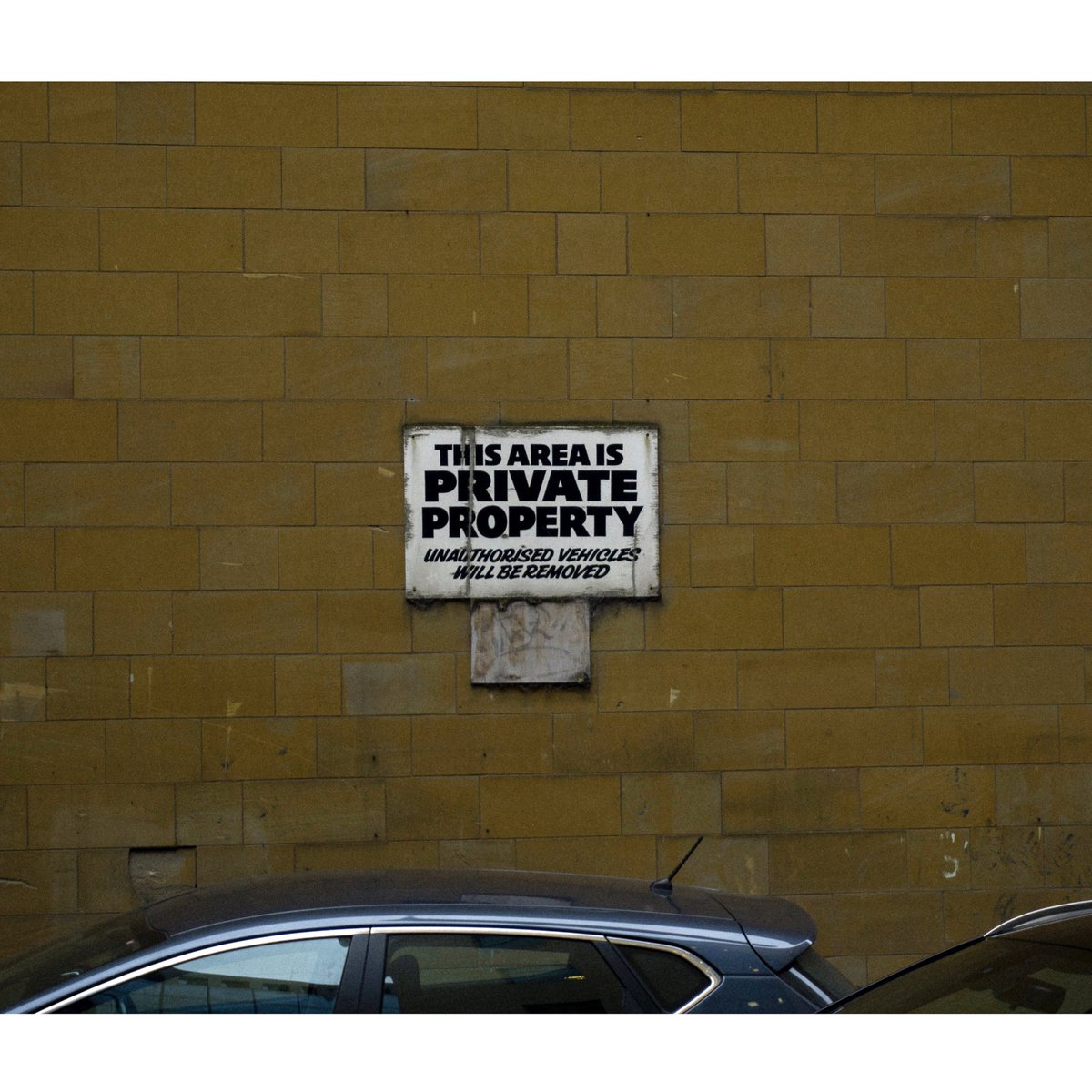 typesettingls's tweet image. A northern ode to William Eggleston sent in by @HarveyChessells . Is this Lower Basinghall Street I wonder, that sign very looks familiar...