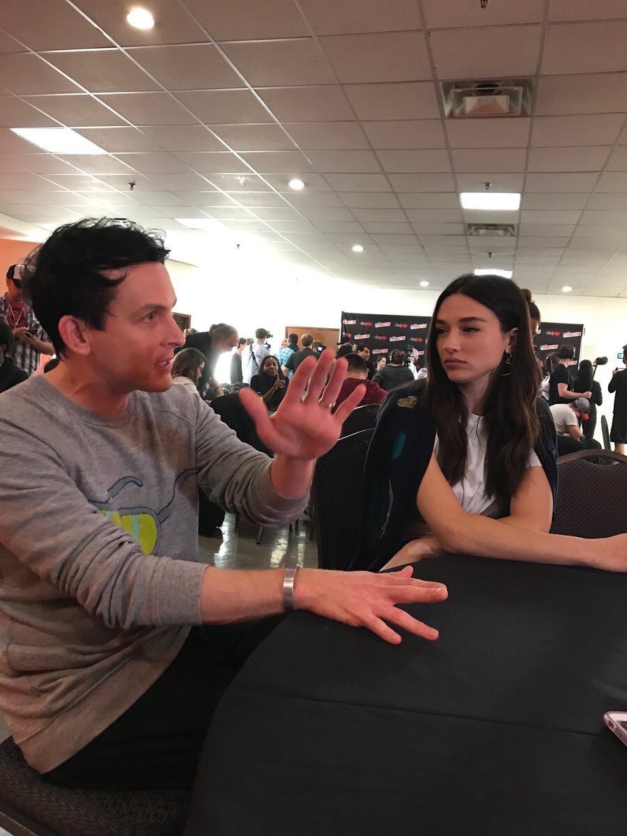 crystalreedchi's tweet photo. 📸| Crystal hace algunos días en la NYCC junto al elenco de Gotham https://t.co/52J2taT8YW