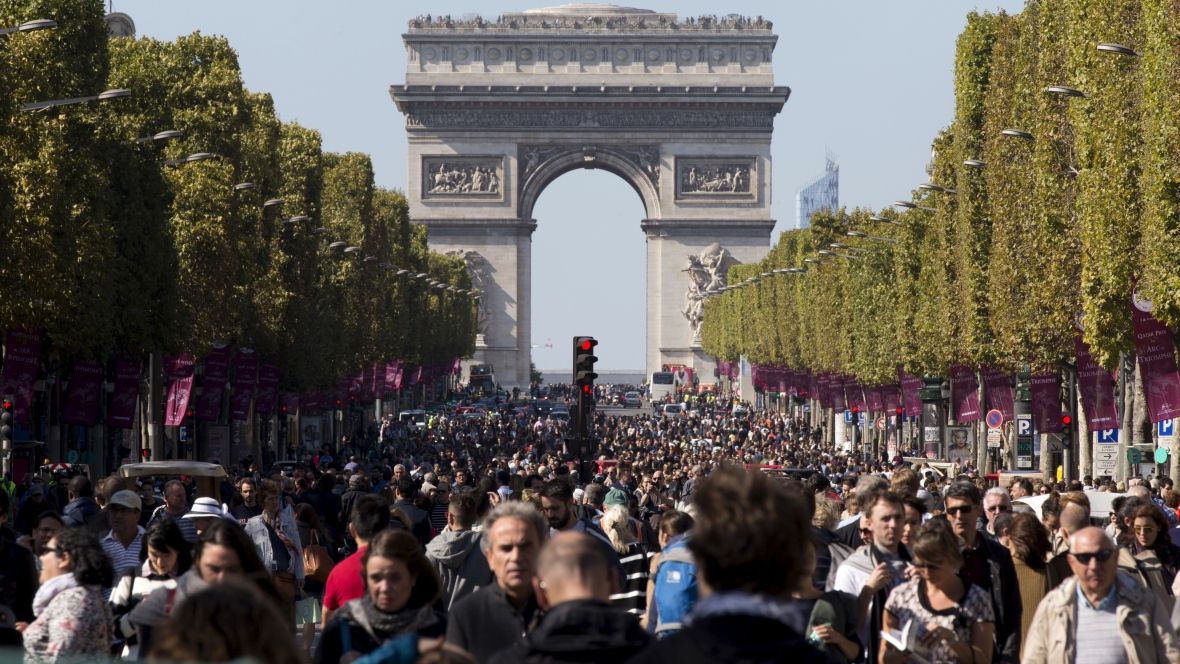 Paris to ban all gas-powered cars by 2030 cbc.ca/1.4351377