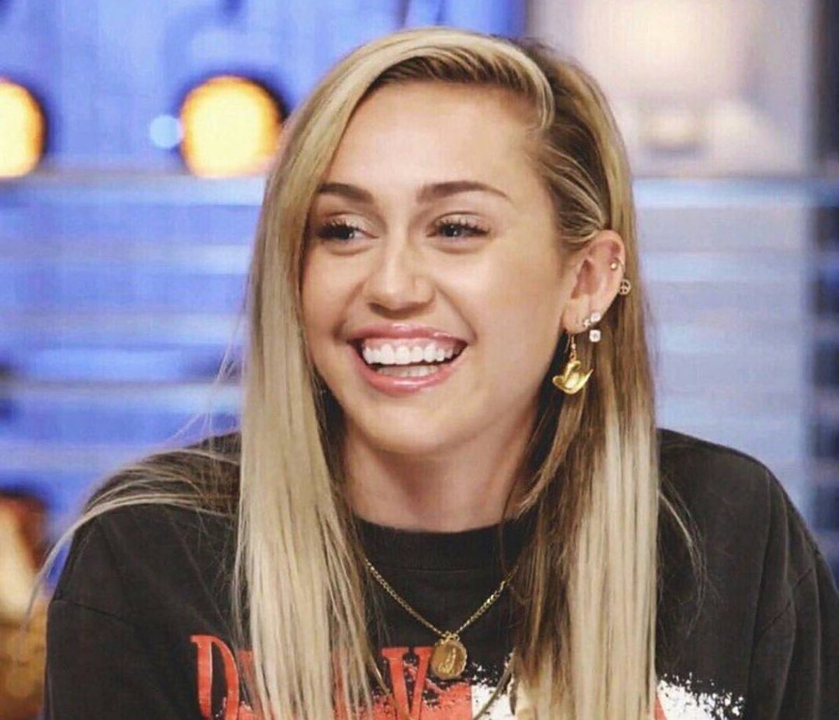 MileyFansSpain1's tweet photo. Pasa el tiempo y la sigo adorando # #TeamMiley #MileyWeekOnFallon #MileyCyrus https://t.co/r15XTuE6wA