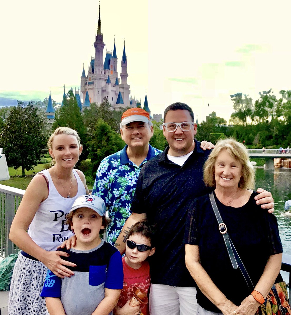 X 上的GRAHAM ELLIOT：「Awesome family day @WaltDisneyWorld #EpcotFoodAndWine  https://t.co/QvhOGrWhc2」 / X