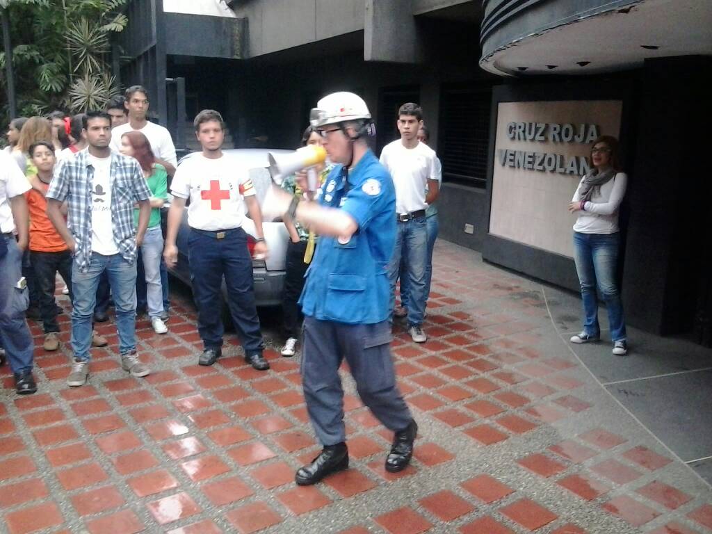 GerardoPM1's tweet photo. En @CruzRojaVe dictando el Taller de Prevención Sísmica, todo un éxito! En Memoria de nuestros hermanos Mexicanos. https://t.co/fJ6zOcFxoo