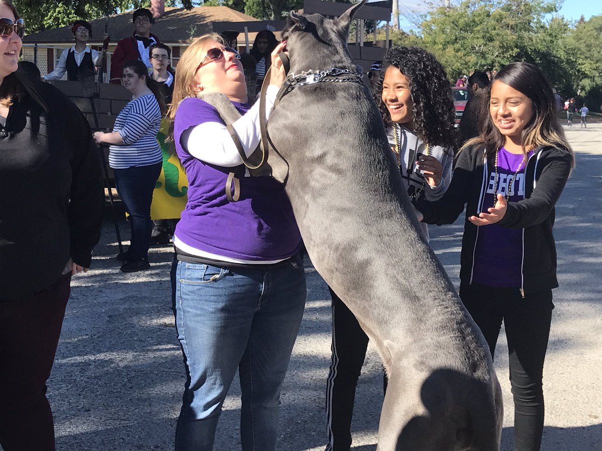 AbbottMiddle's tweet photo. Fun times in the Homecoming Parade!! #RAMSMarchingBand #AbbottMS #CakebytheOcean https://t.co/5UbxOixqF9