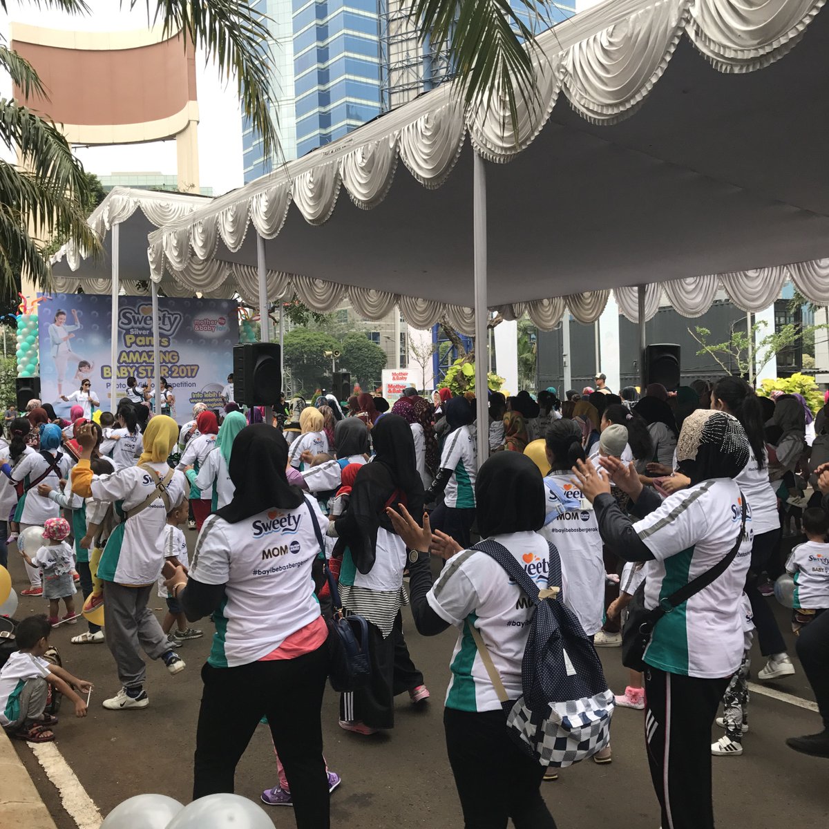 motherandbeyond's tweet photo. Pagi ini para Moms dan Si Kecil semangat sekali berolahraga pada acara Sweety Baby Dance bersama @adianti.
#mbfair2017 https://t.co/bRbAJduzYM