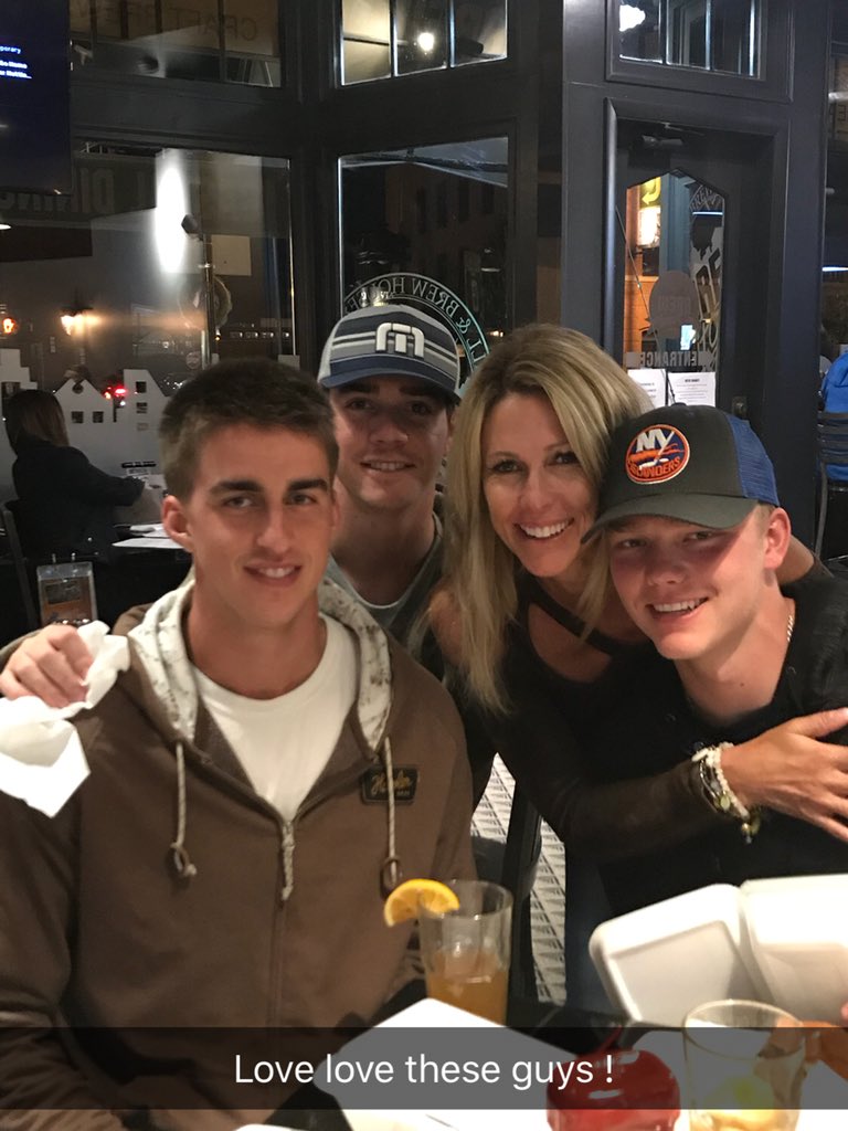 hijump1124's tweet photo. Dinner with a few HC players #HCbaseball #momgoals #theyrecute. #oneismine @mccormicKKellen https://t.co/WYPY0KXYwx