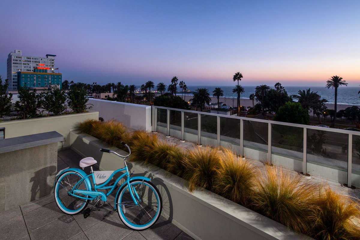 ChelseaSMApts's tweet photo. Say hello to the ocean every morning from your penthouse level two bedroom! https://t.co/5O6NoxMyYt