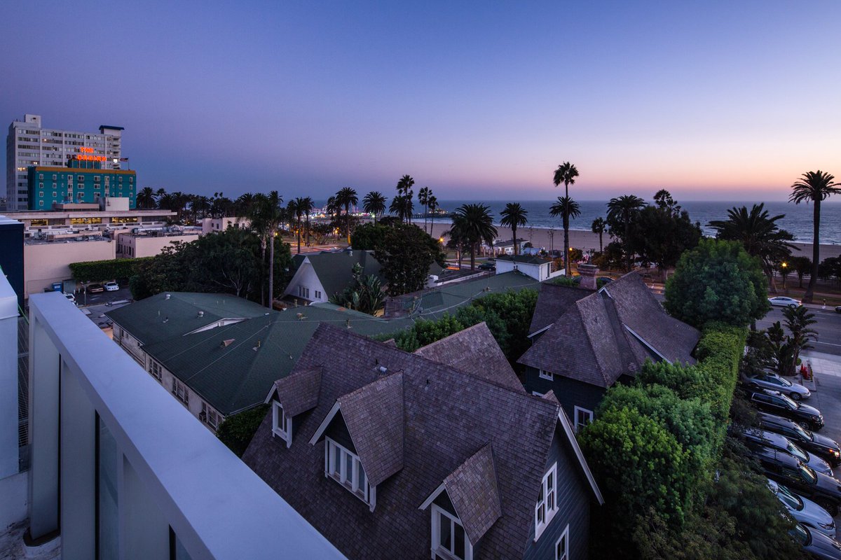 ChelseaSMApts's tweet photo. Say hello to the ocean every morning from your penthouse level two bedroom! https://t.co/5O6NoxMyYt