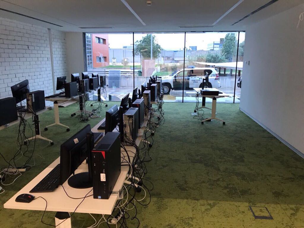 guardiacivil's tweet photo. Agentes de la Guardia Civil neutralizan en #Barcelona el call center destinado a dar apoyo técnico al referéndum ilegal

#EstamosporTI https://t.co/kJZ3TgaJwp