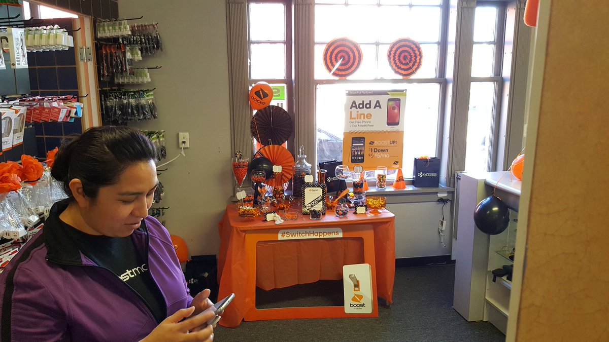 payandgopapito's tweet photo. FAMOUS AIRPAGE busy early and often! Treating customer's to a candy bar! #boostfallflipevent @Hanaee1 @laaspg @airpage2001 @tonywagner29 https://t.co/Kw48EnkPbg