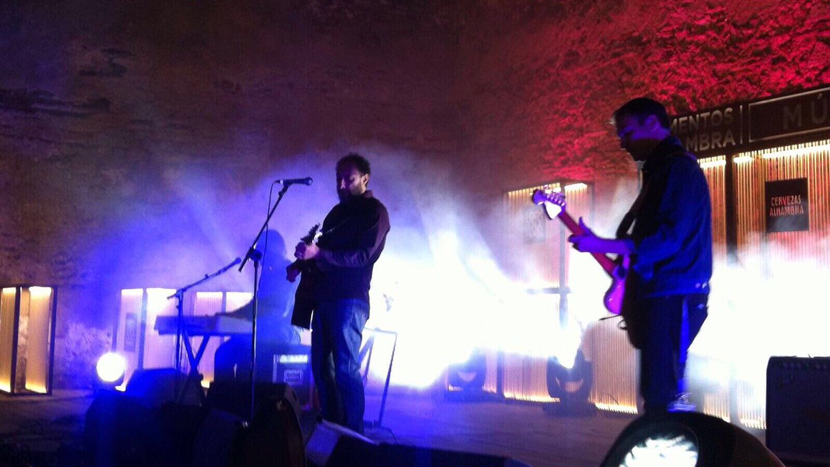 Malagaescool's tweet photo. AHORA: Los Planetas en Gibralfaro dentro del ciclo Momentos Alhambra @Alhambra_Es @LosPlanetasGr https://t.co/qYcvxUpEj9