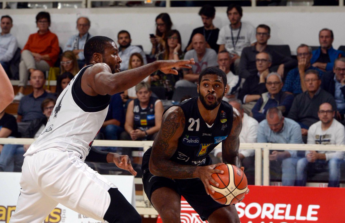 paolomantovan's tweet photo. Grande @AquilaBasketTN : battuta la @Virtusbo - che nel basket è pur sempre leggenda!
(foto Panato) https://t.co/78emZn6uGH