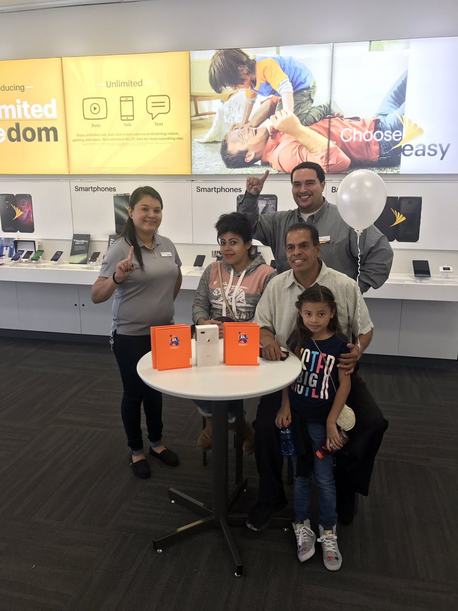 Justus_Sprint's tweet photo. It's a team effort at the Noho location!! 5 for $90 at its finest https://t.co/Z5LHXNGTLE