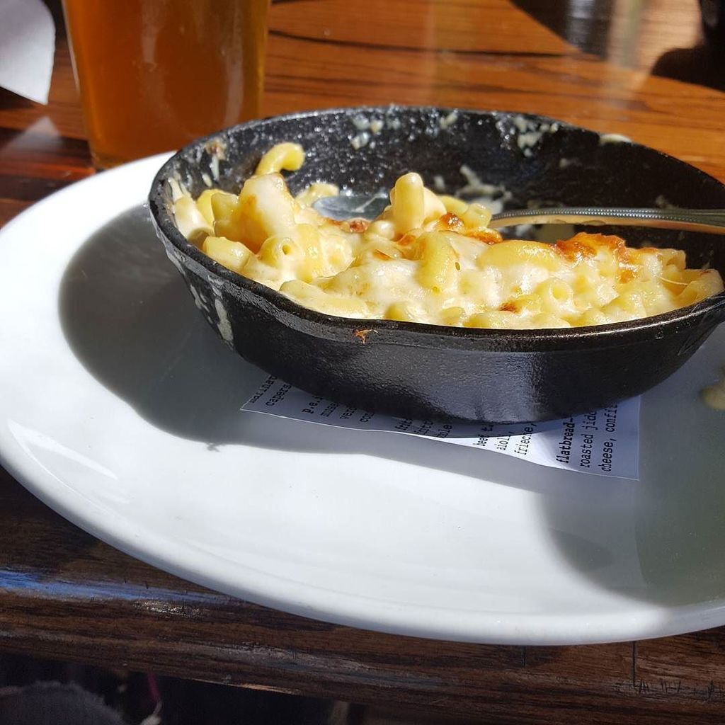 golden_hop's tweet photo. Mac n Cheese @flyingpigpubkitchen with @burgeonbeer #treevana. Amazing match. #sdcraftbeer #drinklocal https://t.co/MFvKPcWUjO