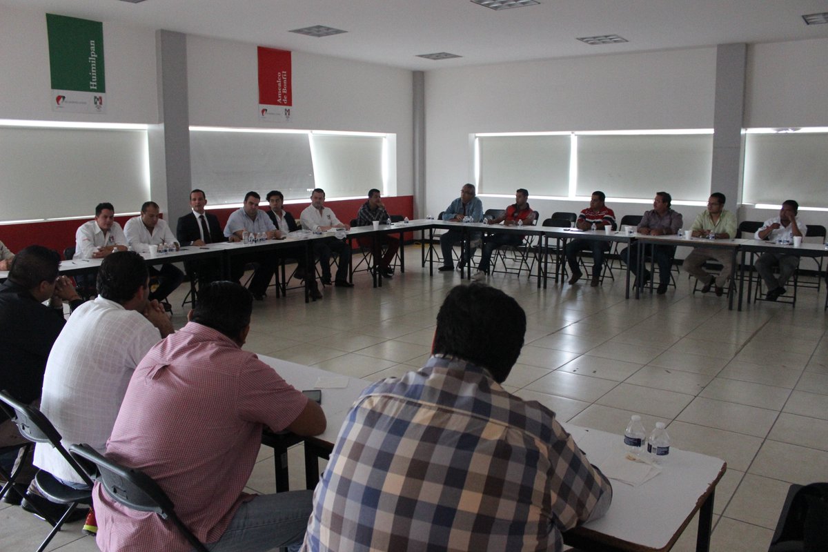 PRIQueretaroCDE's tweet photo. Se reúne Juan José Ruiz con Dirigencias estatal y municipales del Movimiento Territorial, a fin de apuntalar el plan de trabajo. #QroNosUne https://t.co/1v8NHqahjU