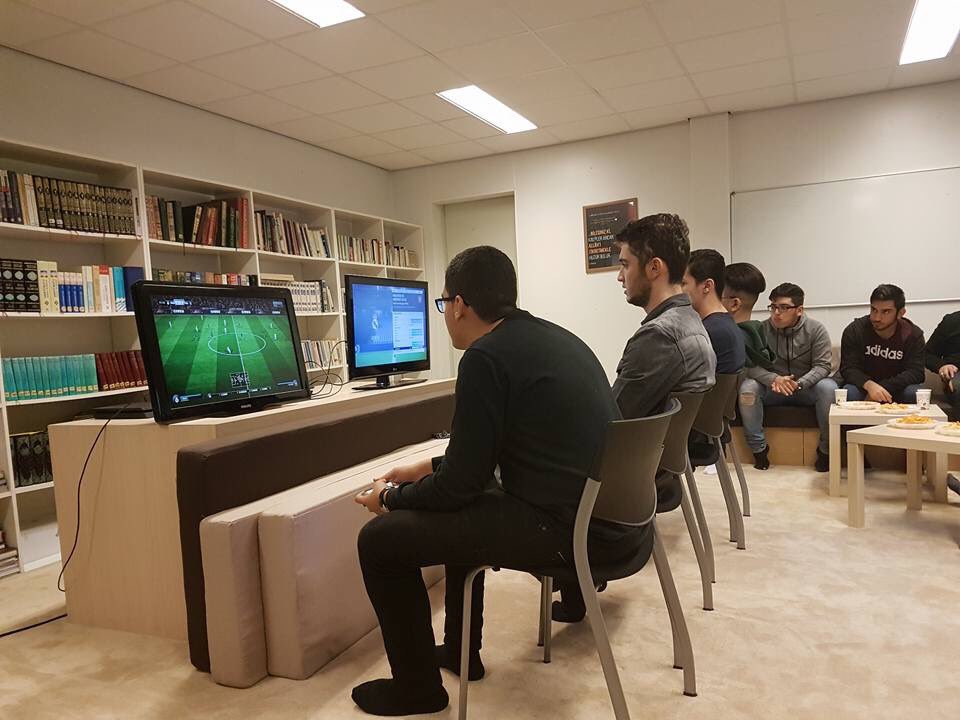 MGTAdamWest's tweet photo. Onze jongeren hebben vandaag voor de jongeren een #FIFA18 toernooi georganiseerd. Wij danken alle aanwezigen en feliciteren de winnaar ! 😁 https://t.co/whvXdxxZdG