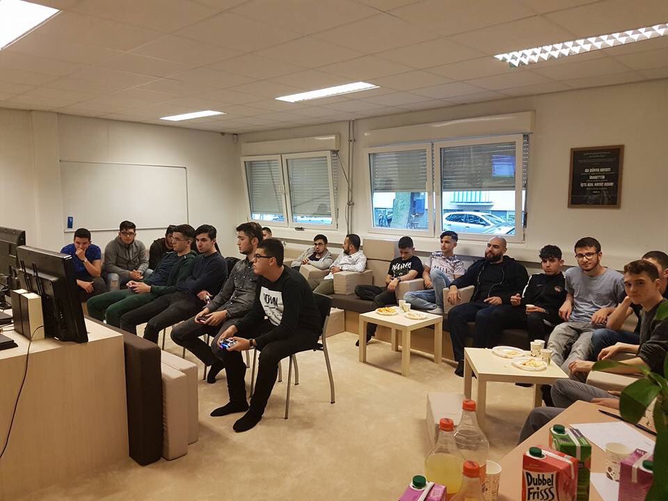 MGTAdamWest's tweet photo. Onze jongeren hebben vandaag voor de jongeren een #FIFA18 toernooi georganiseerd. Wij danken alle aanwezigen en feliciteren de winnaar ! 😁 https://t.co/whvXdxxZdG