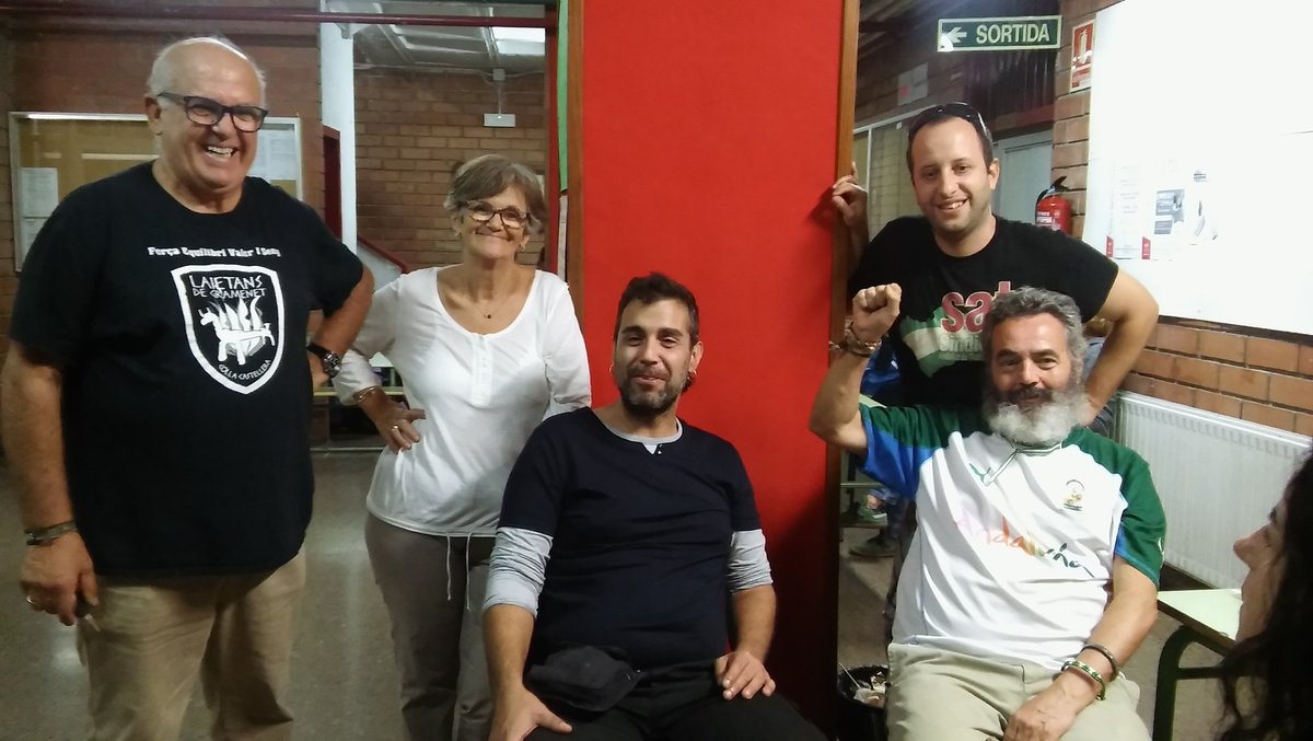 Haciendo Guardia en un colegio de Santa Coloma. Andalucia con Cataluña. No pasaran!