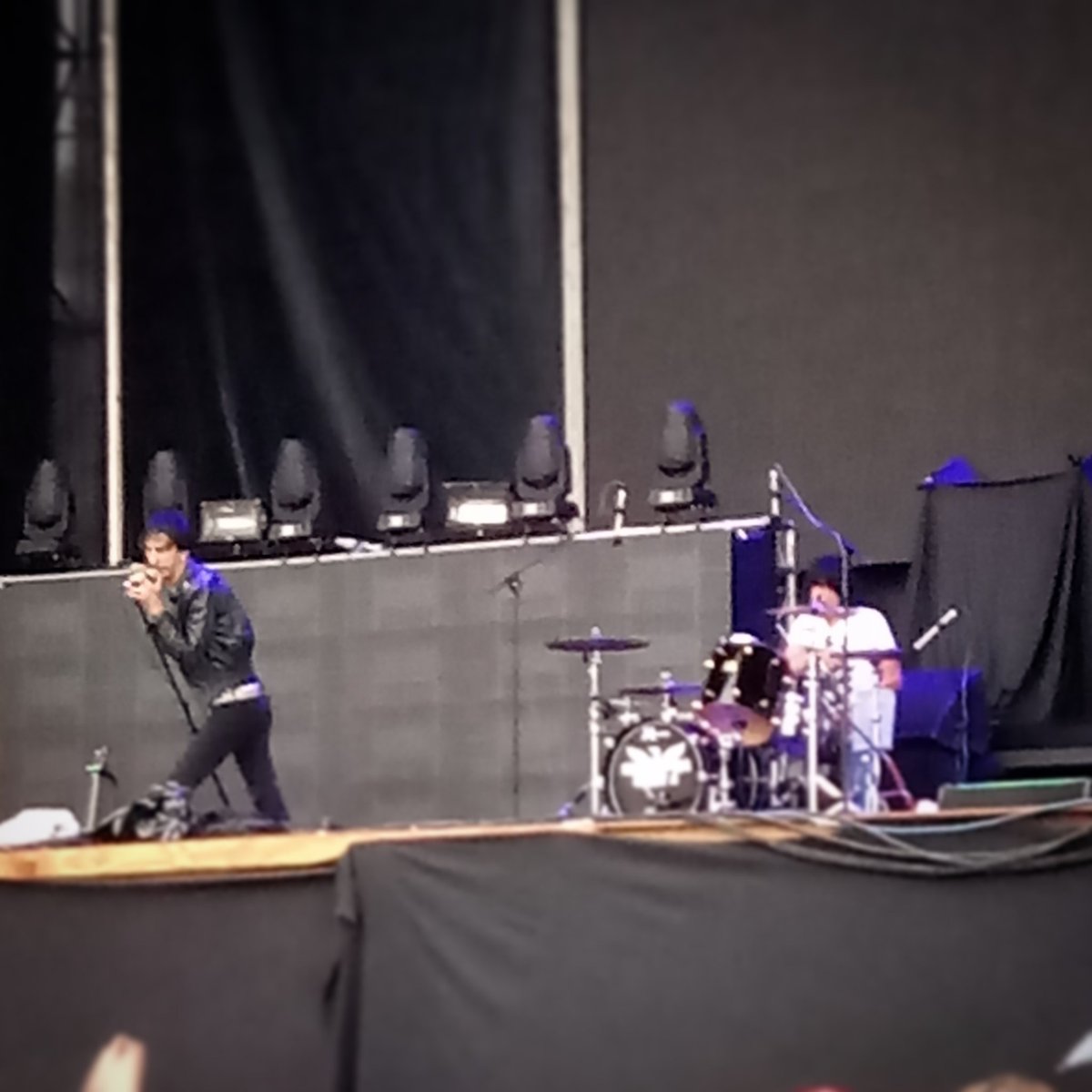 StgoRockCityCl's tweet photo. Esto se prendió!!! Marky Ramone en el escenario de #StgoRockCity https://t.co/Ijn2W3XyvB