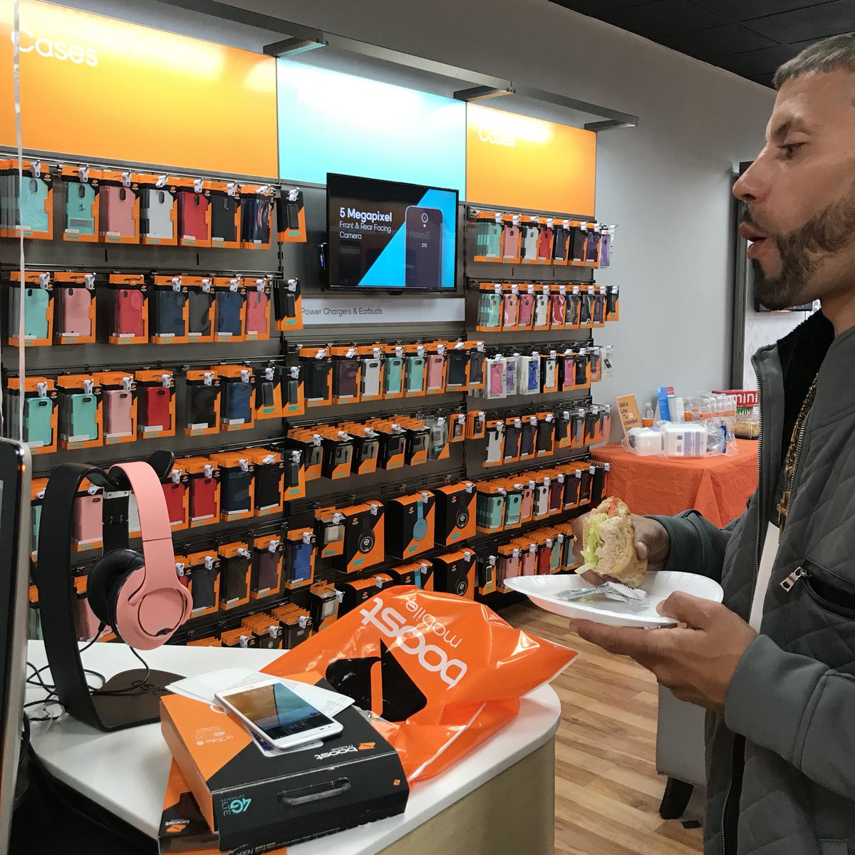 vtruongcao's tweet photo. 🚫🚶🏻BUT 🏃🏻‍♀️💨 to your local @boostmobile for em #FallFlip deals!! #LMsupportsPOWER @Dk1team1dream @JayMiglionico @JMillard1117 @SMcgowan763 https://t.co/2ymsiZEQW5