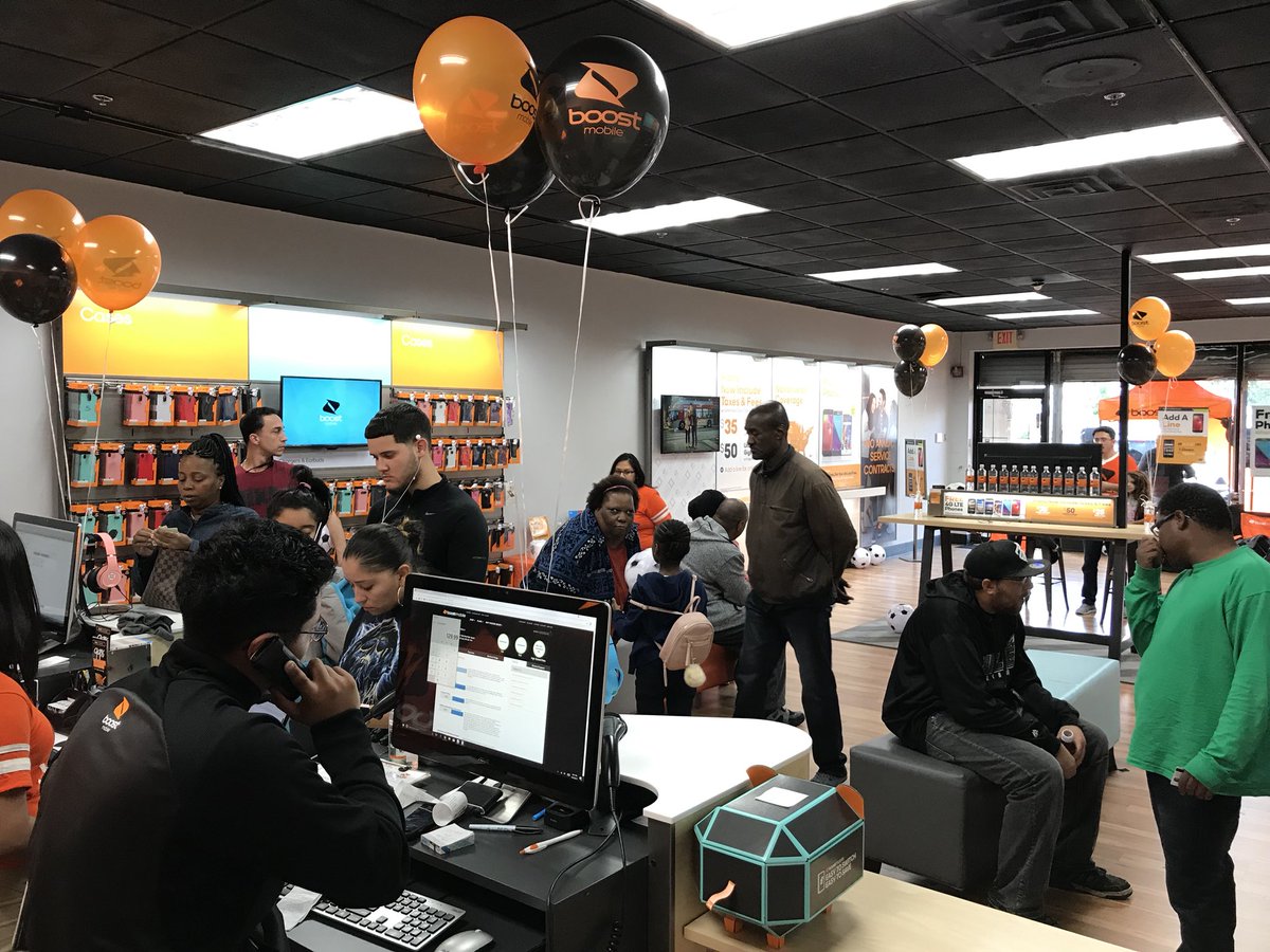 vtruongcao's tweet photo. 🚫🚶🏻BUT 🏃🏻‍♀️💨 to your local @boostmobile for em #FallFlip deals!! #LMsupportsPOWER @Dk1team1dream @JayMiglionico @JMillard1117 @SMcgowan763 https://t.co/2ymsiZEQW5
