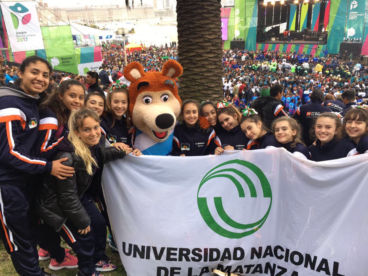 UNLAMDeportes's tweet photo. #UNLaMDeportes 🙋🙋🙋🙋en la inauguración de los @JBonaerenses | El equipo de #voley #Sub13 vive su primera experiencia en #MDQ2017 #DaleVerde 💚 https://t.co/wX8GxKMGLr