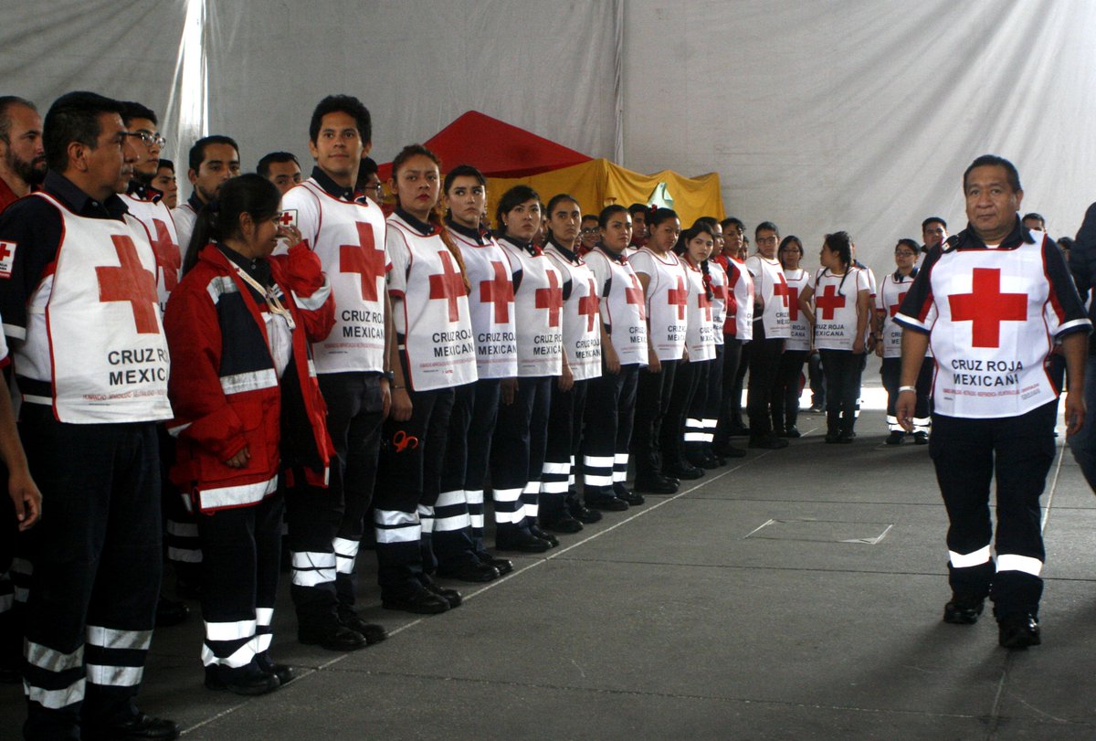 GobCDMX's tweet photo. Brigadas de voluntarios y paramédicos son quienes entregarán despensas y agua embotellada a población afectada >> https://t.co/rzWZ0XivHo https://t.co/fKiFgum0Gq