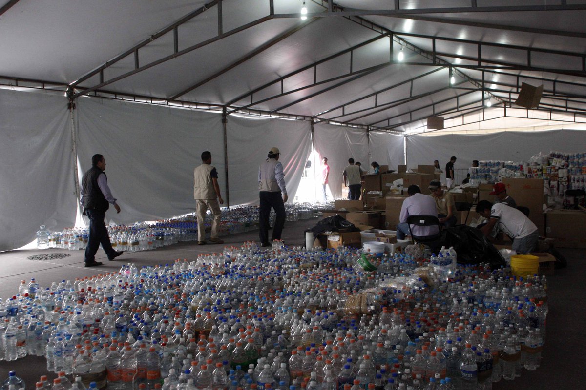 GobCDMX's tweet photo. Brigadas de voluntarios y paramédicos son quienes entregarán despensas y agua embotellada a población afectada >> https://t.co/rzWZ0XivHo https://t.co/fKiFgum0Gq