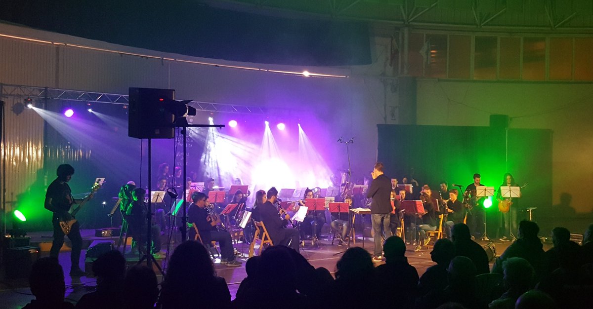 ChousaAlcandra's tweet photo. Rock no #SanMiguel en Monterroso coa Banda de Música de Antas de Ulla @AntasBanda . #CúpulaPetada https://t.co/T1mFVZgB0r