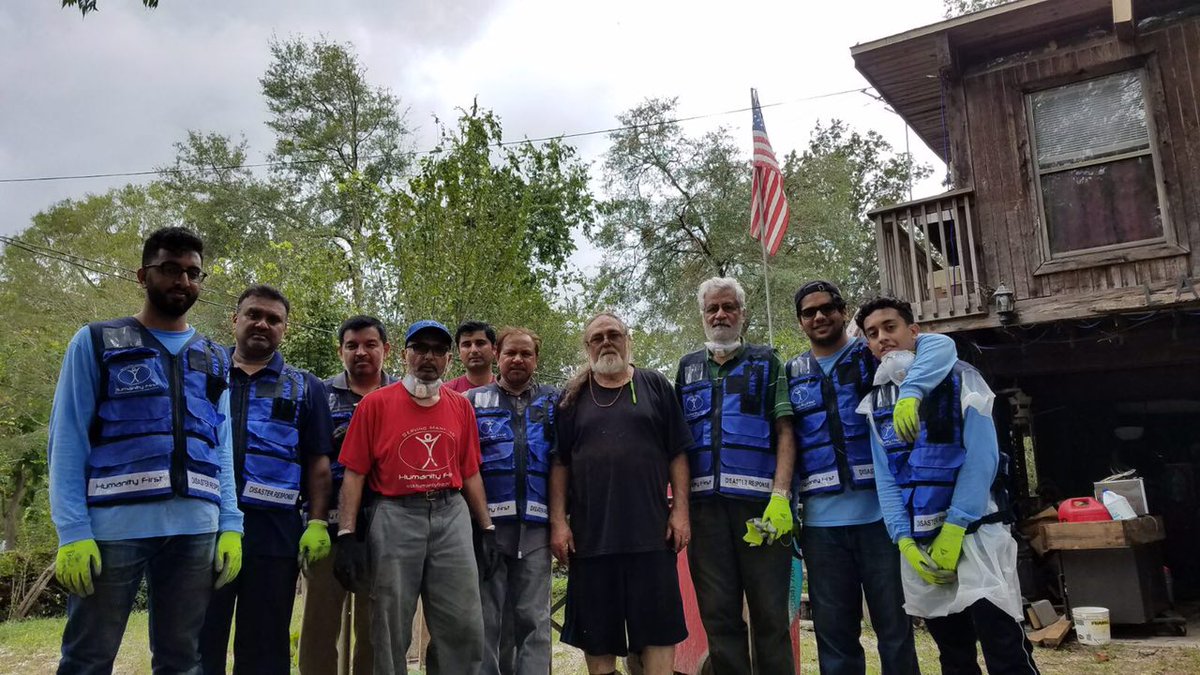 MuslimYouthUSA's tweet photo. We're here with our older brothers helping hurricane victims in Jacksonville, Florida.

#PuertoRico, we will see you soon, inshallah. https://t.co/pq4Haw9mzv