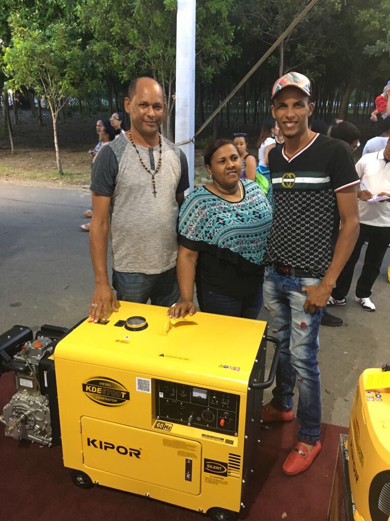 MINECONSA's tweet image. Otro cliente satisfecho apartó su generador eléctrico #kipor en nuestro Stand en #ExpoCibao2017 . Excelente decisión