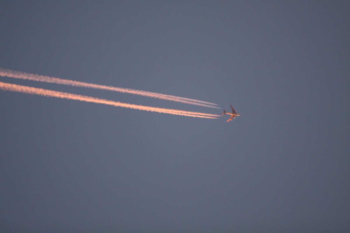 mzac23's tweet photo. .@flightradar24 A nice evening picture of @KLM #KL612 from Chicago to Amsterdam flying over our house in St-Constant Quebec this evening! https://t.co/d4f3HhABkY