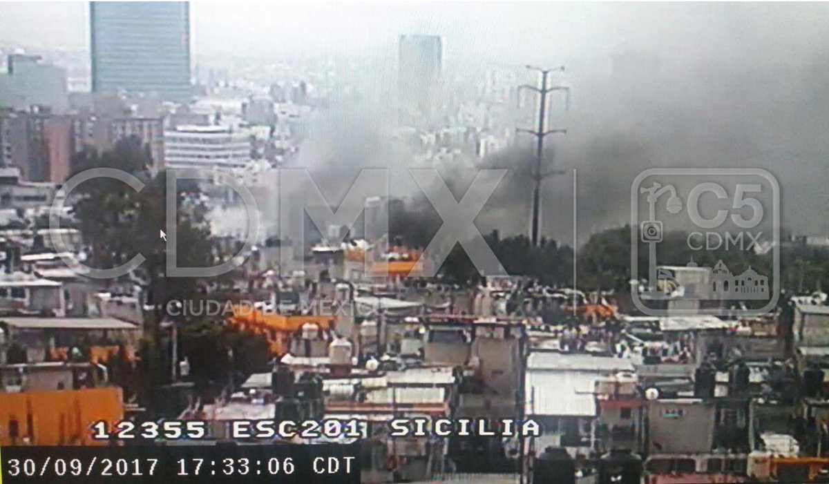 C5_CDMX's tweet photo. #CedaElPaso ⚠️Bomberos 🚒 se aproximan en atención a incendio de subestación eléctrica sobre Calle 18 y Av. Central, AOB. #C5. https://t.co/HV269yvdc2